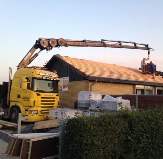Containerbil ved hus